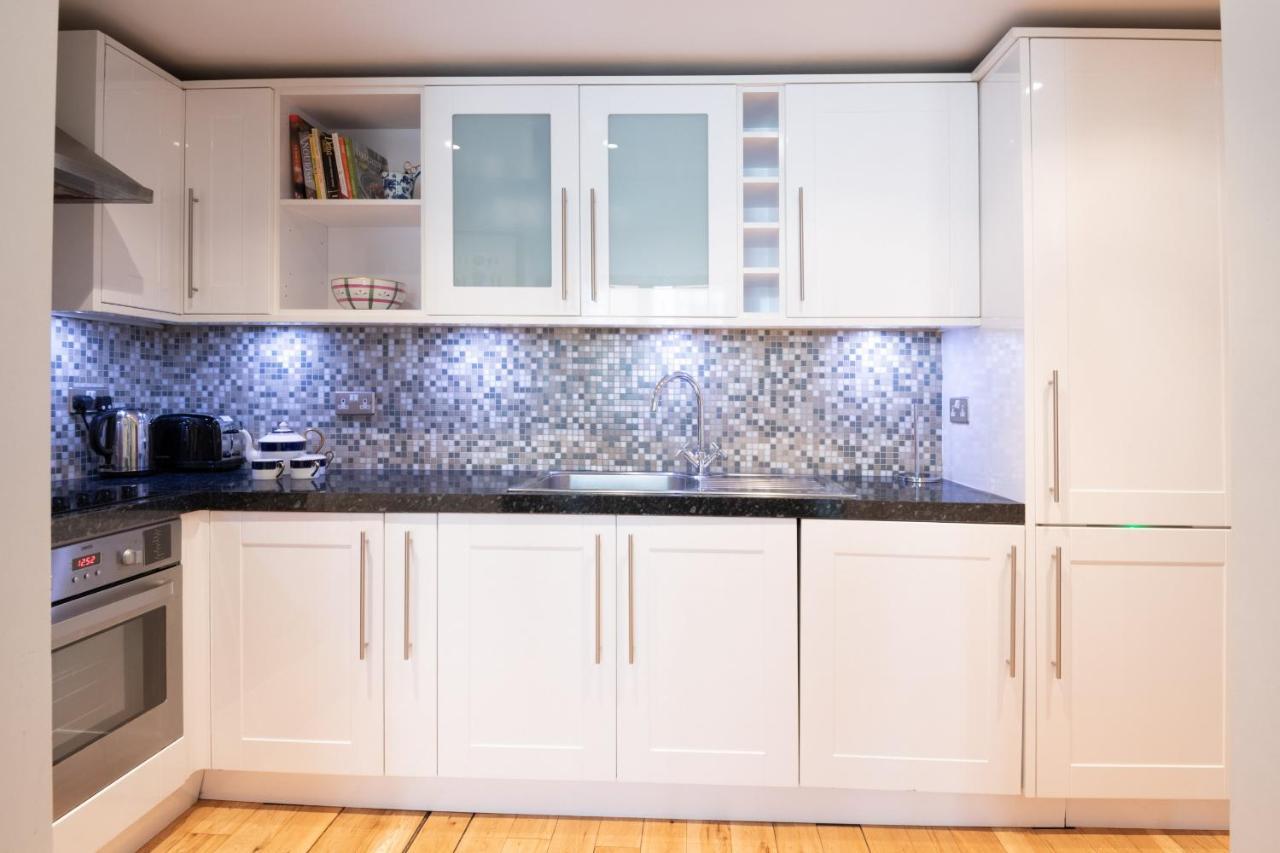 Delightful Kensington Close To Hyde Park By Underthedoormat Appartamento
