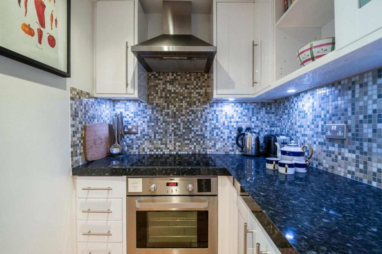 Delightful Kensington Close To Hyde Park By Underthedoormat * Londra